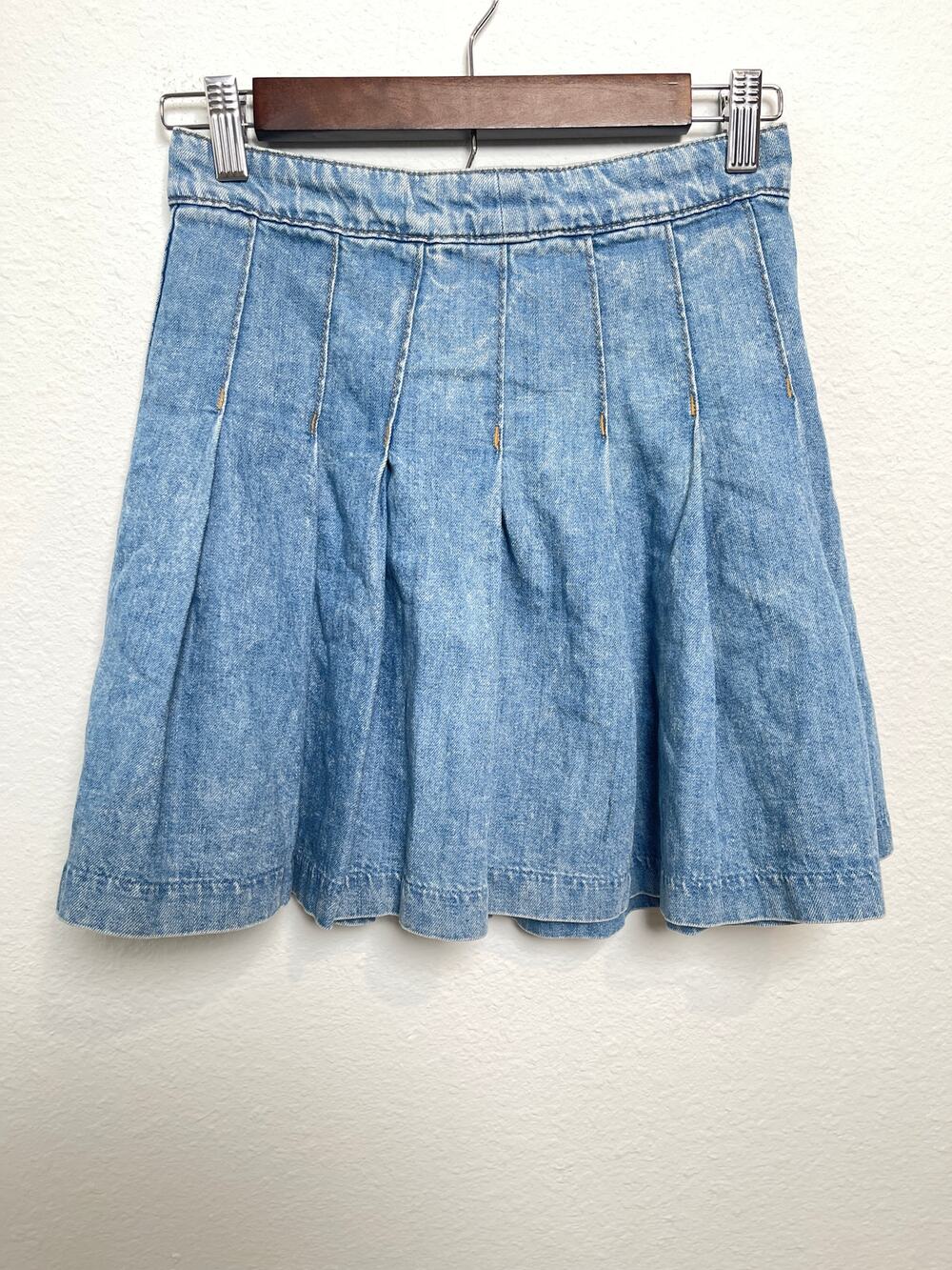H&M Light Wash Denim Pleated Mini Skirt Womens Size 2 A-Line Y2K